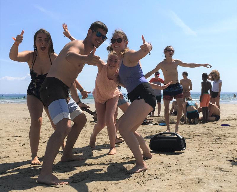 jeunes sur la plage qui profitent du beau temps en colonie surf bretagne