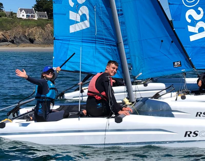 jeunes sur un voilier sur l'eau en colonie voile bretagne