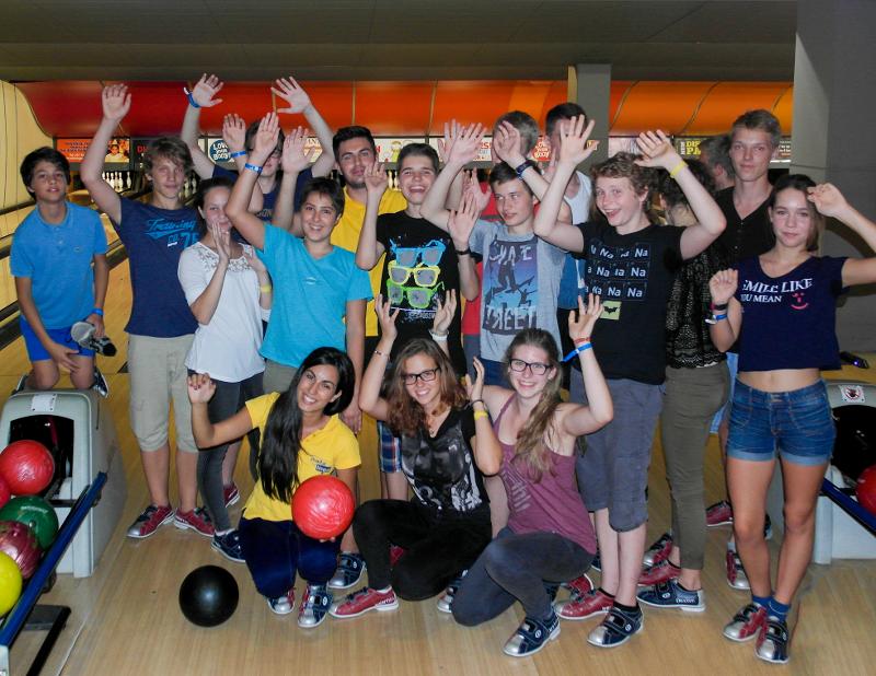 des jeunes au bowling qui posent pour la photo 