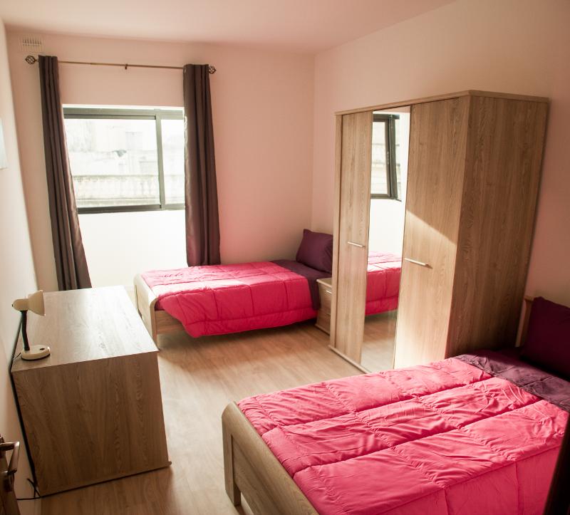 Une chambre ordonnée en séjour linguistique anglais malte