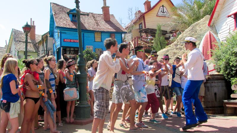 Des jeunes découvrent un village pendant un stage linguistique malte