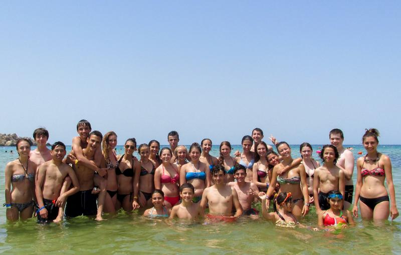 Des jeunes dans la mer en séjour linguistique anglais ado