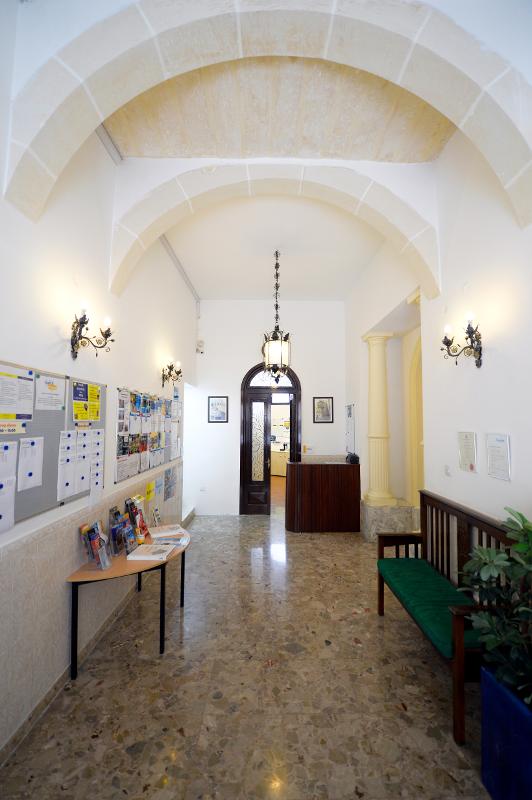 Le hall d'entrée du bâtiment du séjour linguistique malte été