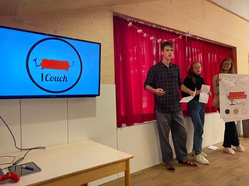 Des jeunes font une présentation en anglais 