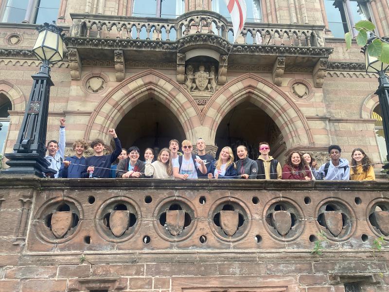 Groupe du séjour linguistique angleterre ado campus devant un bâtiment historique lors d'une sortie
