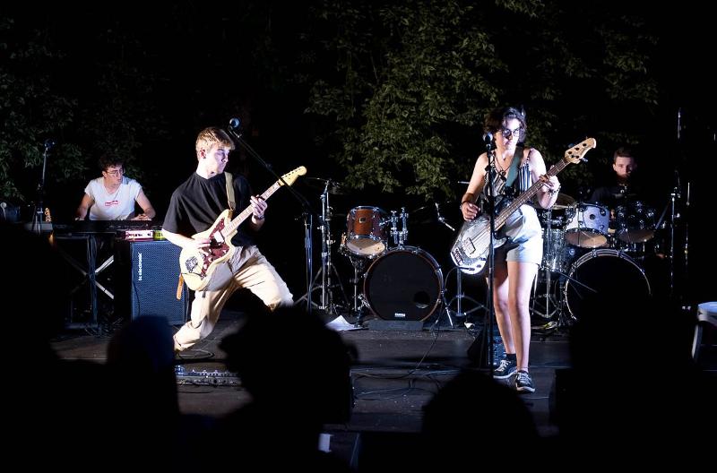 jeunes le soir qui font un spectacle de musique en colo thematique
