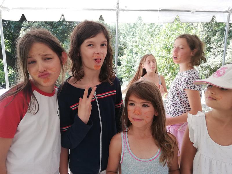Un groupe de filles maquillées en colonie de vacances gers