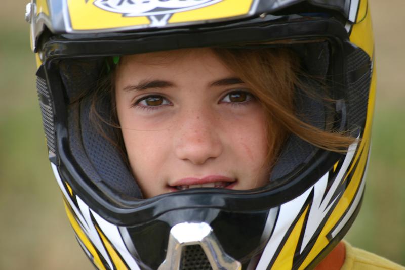 gros plan sur une fille avec son casque en colonie de vacances sport extreme