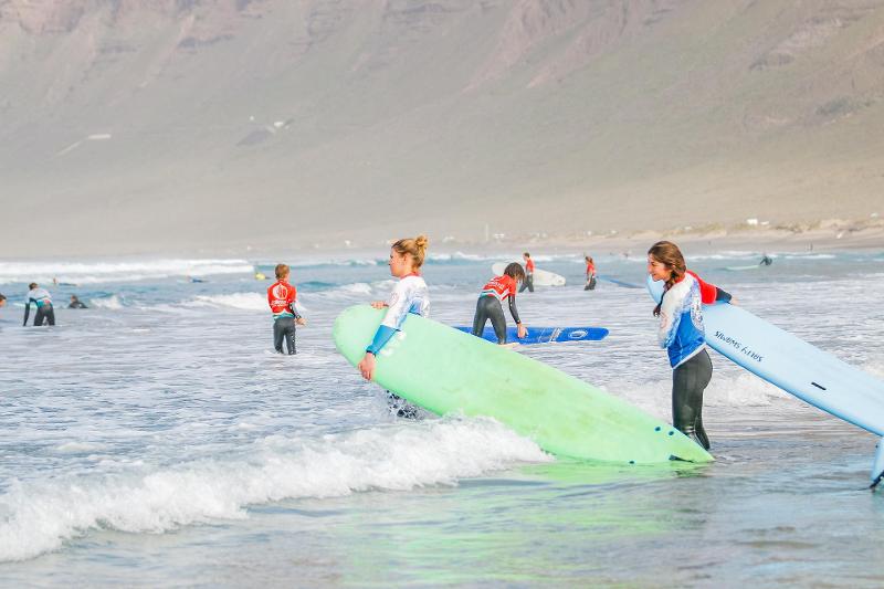 jeunes qui font du surf en colo road trip