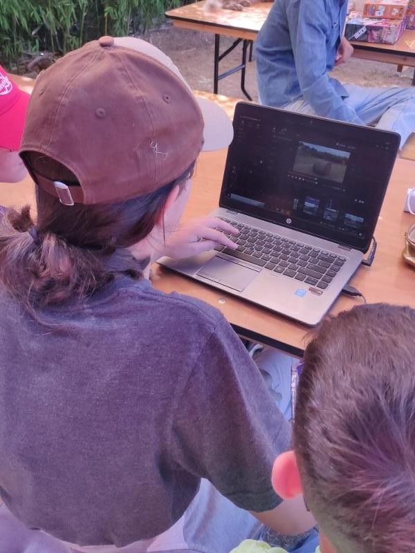 trois enfants sur un ordinateur entrain de s'exercer au montage 