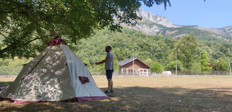tente posée à l'ombre en colo road trip