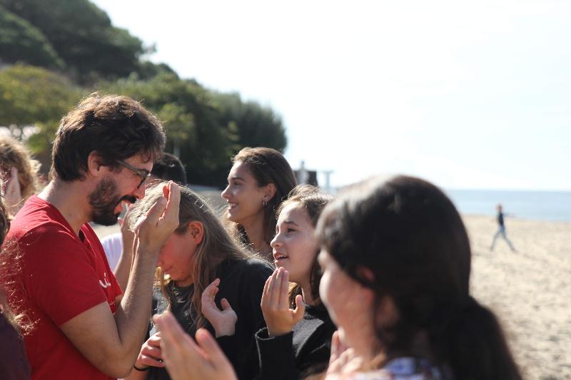Des jeunes sur une plage en colonie de vacances poitou charentes