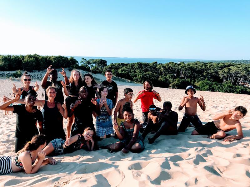 Des jeunes sur la dune du Pyla en Visitez la dune du Pyla en colonie de vacances poitou charentes