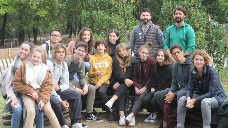 Un groupe de jeune en La colonie de vacances poitou charentes