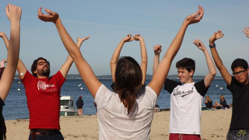 Des jeunes font du sport sur la plage en colonie de vacances poitou charentes