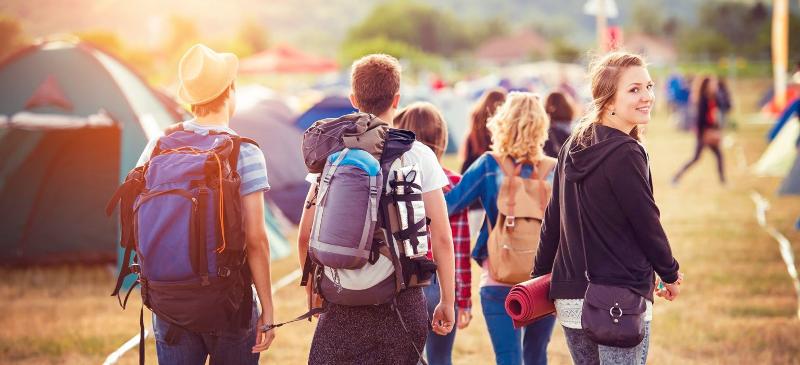 Groupe de jeunes qui marchent avec des sacs à dos
