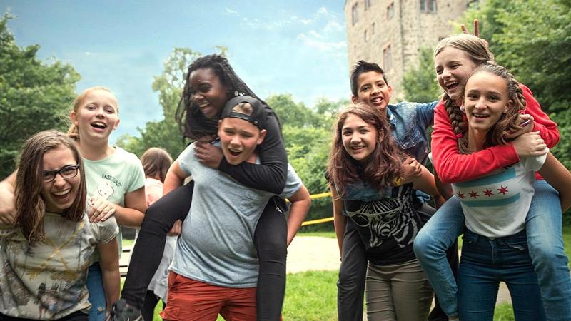 groupe de jeunes qui s'amusent en séjour linguistique en famille