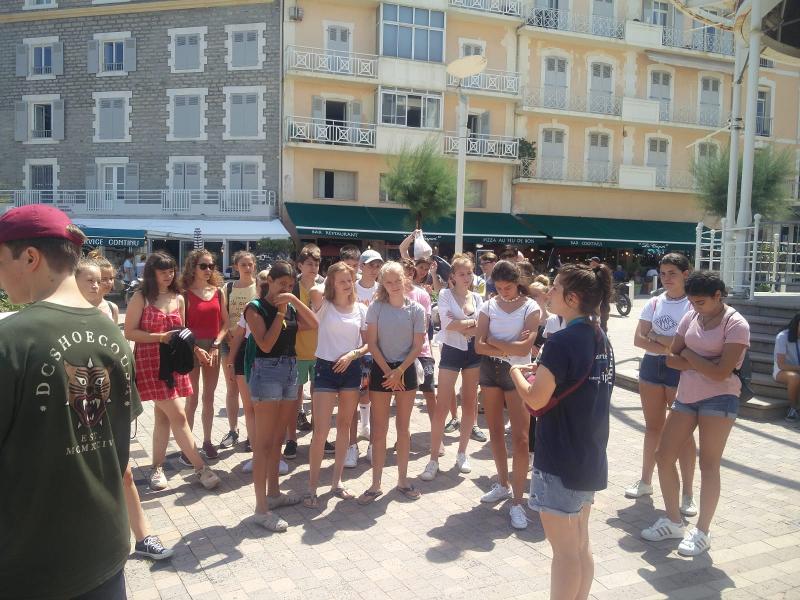jeunes qui visitent la ville en camp de vacances en france