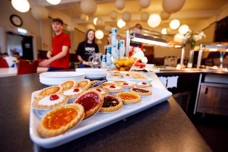 vue sur le buffet des gâteaux en séjour linguistique bournemouth