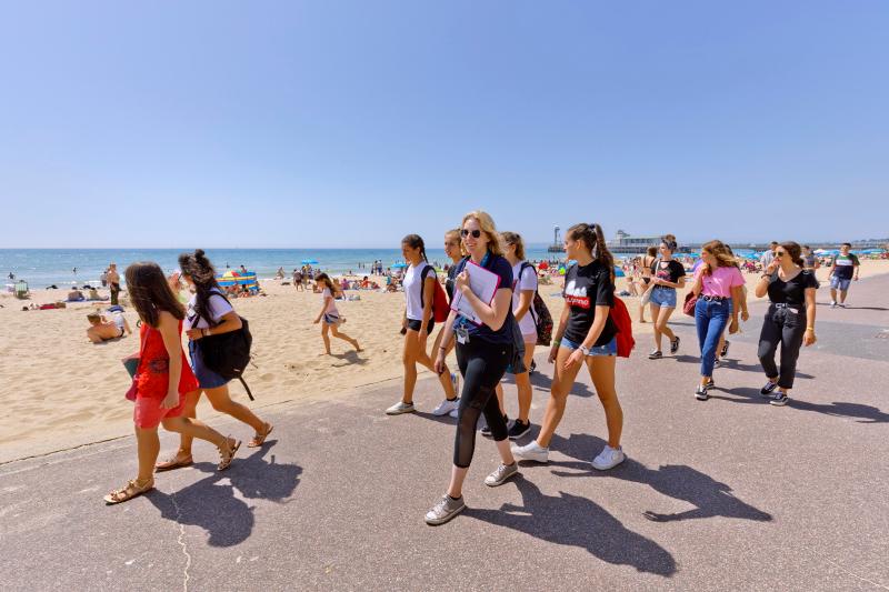 groupe qui se balade près de la plage en séjour linguistique bournemouth