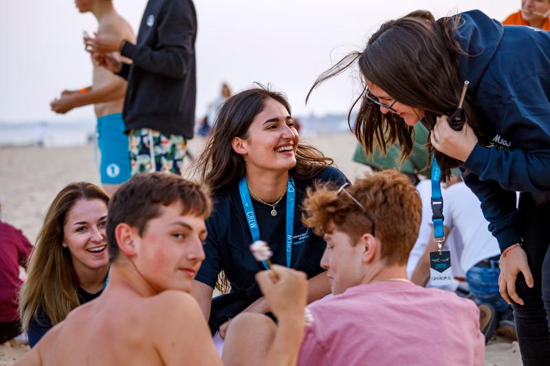 jeunes sur la plage en groupe en séjour linguistique bournemouth