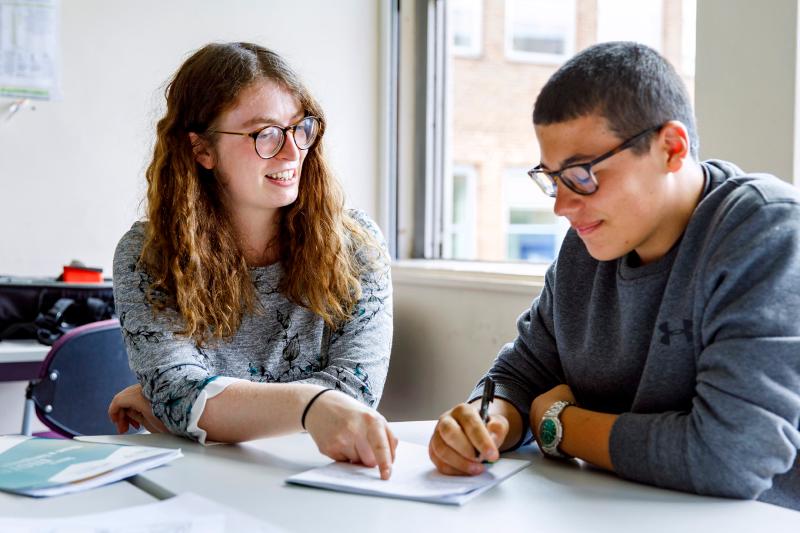 un jeune en cours pendant son séjour linguistique en immersion totale 