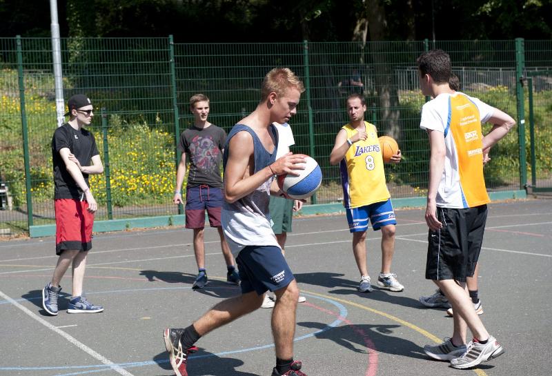  des jeunes jouent au basket en séjour linguistique Angleterre immersion football 