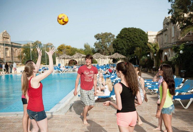 Des ados jouent au bord de la piscine lors d'une Colo Malte été 