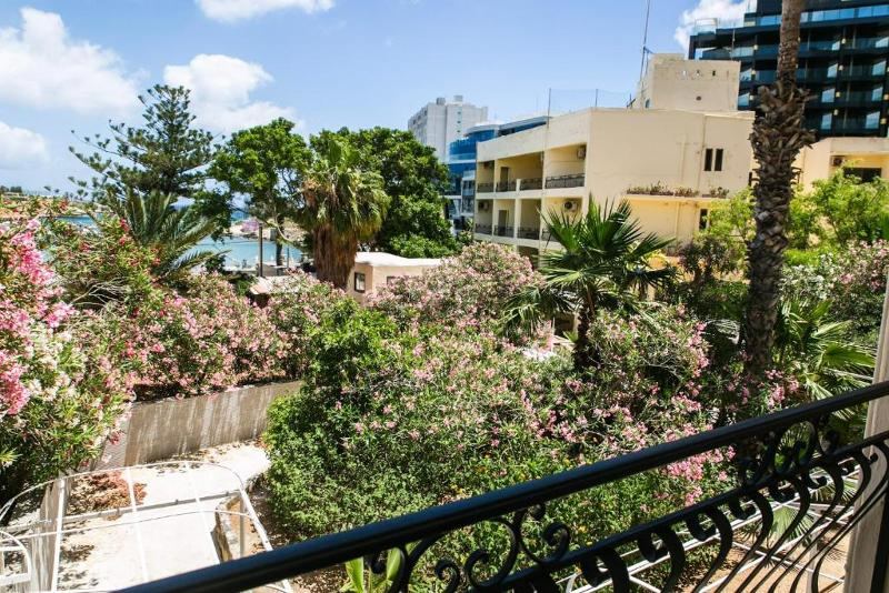 Une vue de dehors de la résidence en Colo Malte été