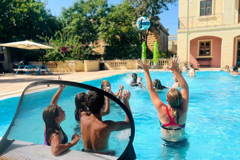  un peu de sport dans la piscine pour ces jeunes en voyage linguistique 