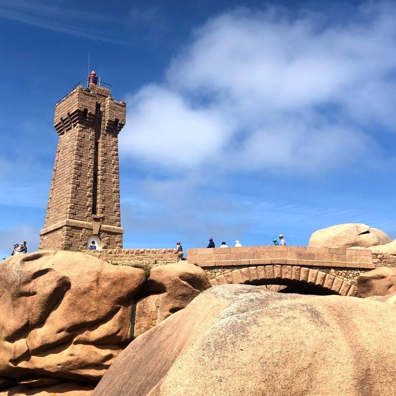 vue sur un phare en camp vacances bretagne