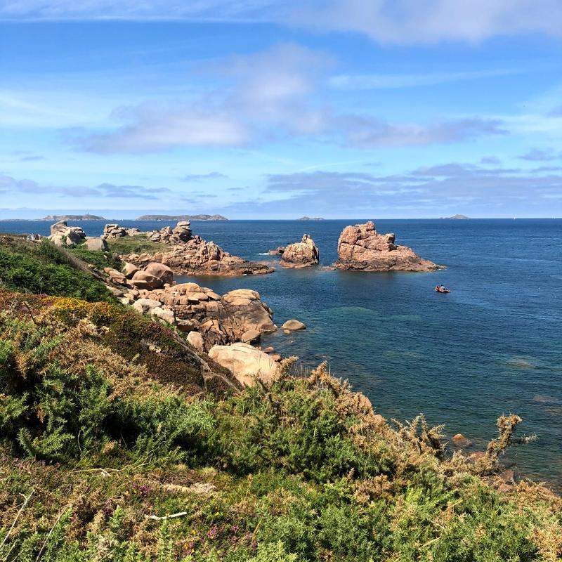 vue sur un sentier près de la côte en camp de vacances en bretagne