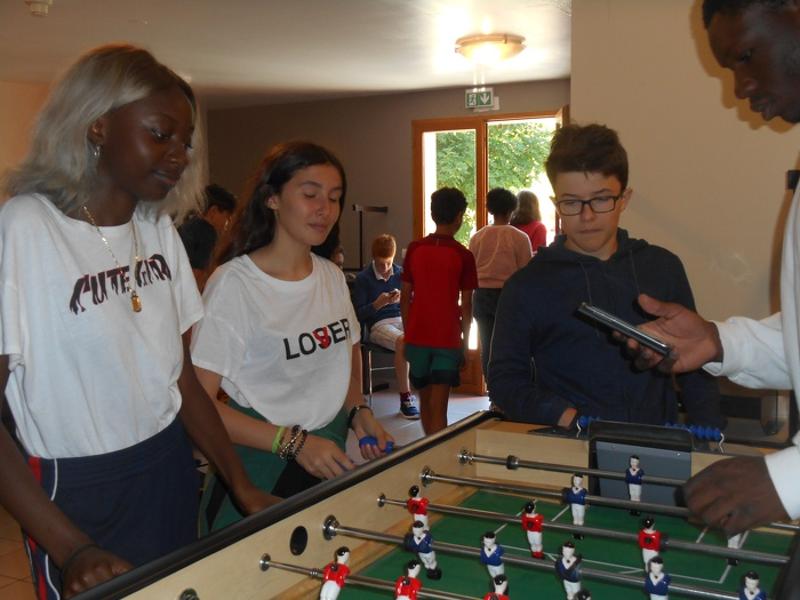 filles qui jouent au baby foot en colonie jeux olympiques