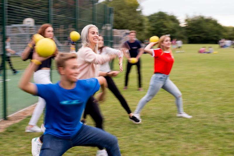 Des jeunes jouant avec un ballon lors d'un séjour linguistique anglais à Cambridge