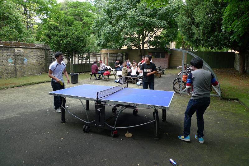 Des jeunes jouant au ping-pong lors d'un séjour linguistique anglais à Cambridge