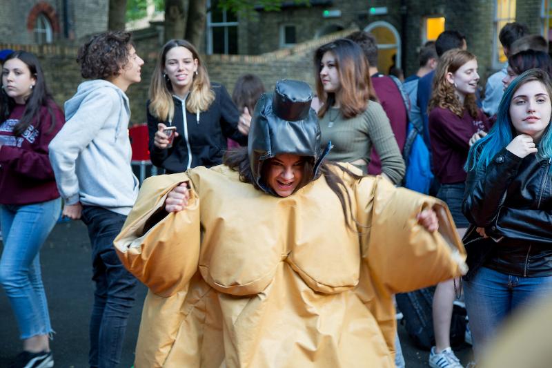 Un enfant s'amusant en costume de sumo pendant un séjour linguistique anglais Cambridge