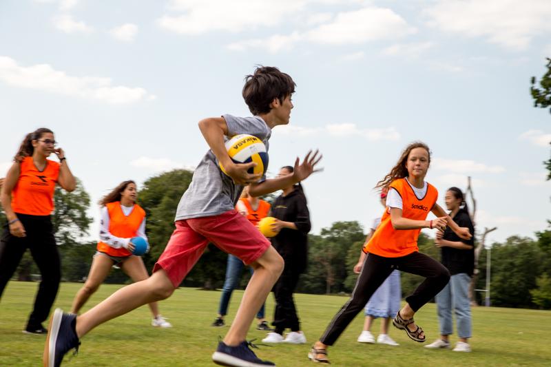 un enfant joue au ballon en séjour linguistique 6 mois