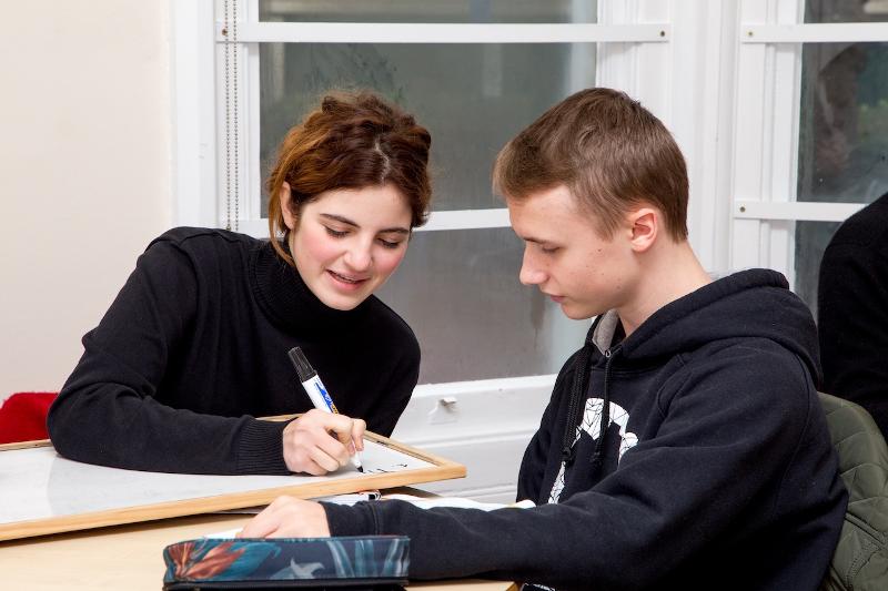 jeunes qui apprennent en stage linguistique royaume uni