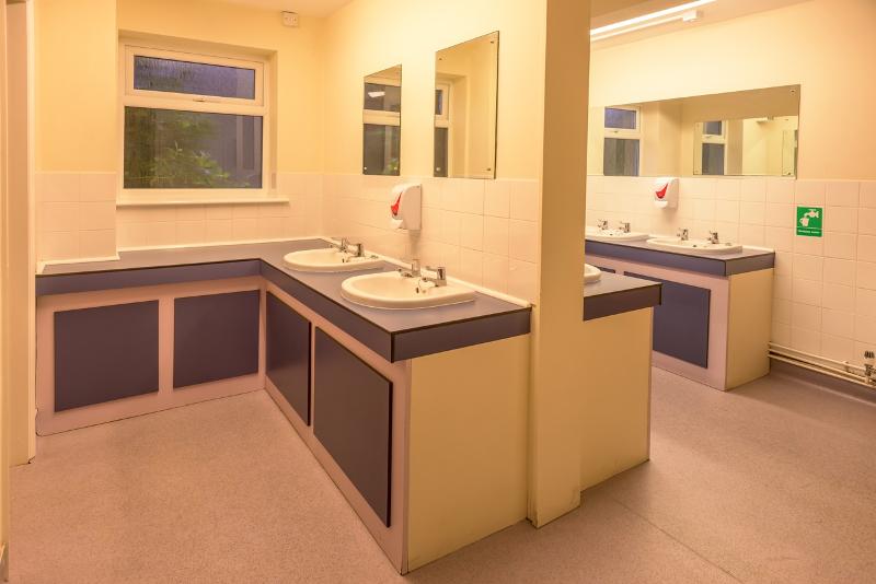 éviers de la salle de bain lors d'un séjour linguistique angleterre ado