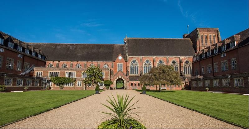 entrée du bâtiment de l'école d'un séjour linguistique angleterre ado