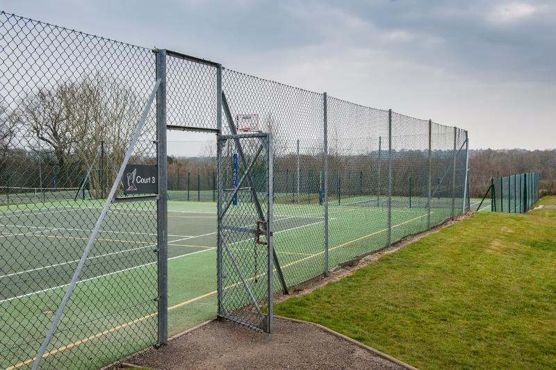court de tennis du domaine d'un séjour linguistique angleterre ado