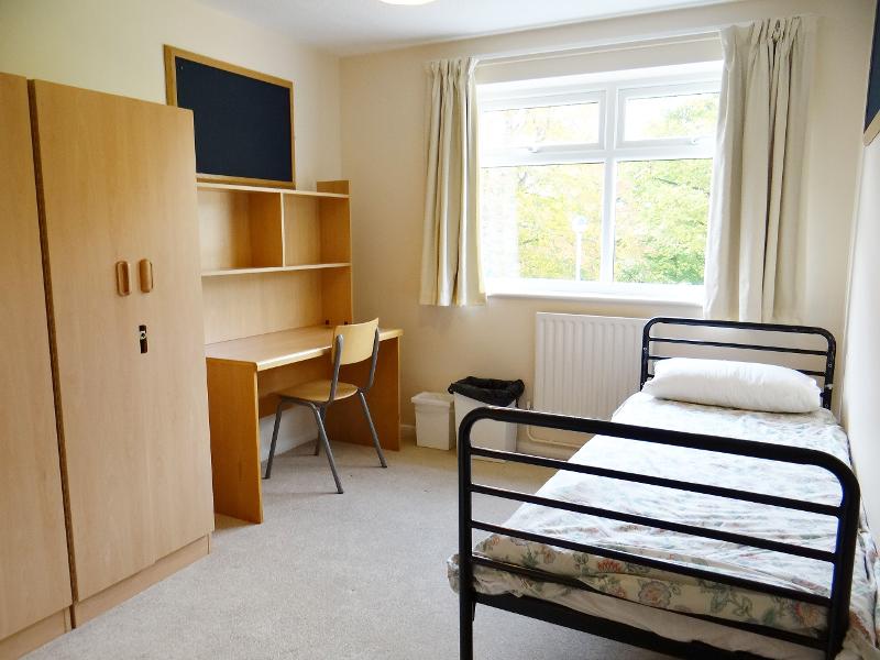 chambre individuelle avec lit bureau et armoire d'un séjour linguistique angleterre ado