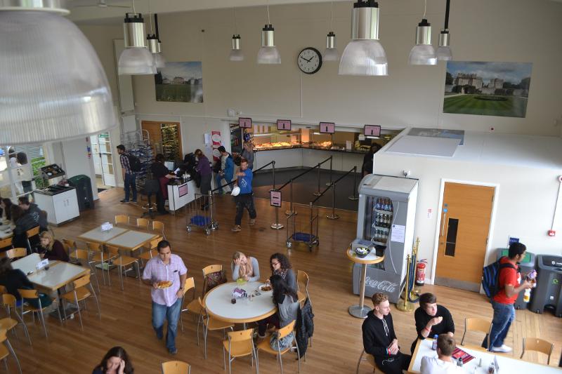 cafétéria avec des jeunes qui mangent dans l'école d'un séjour linguistique angleterre ado