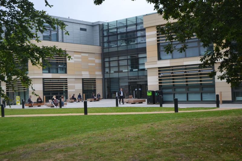 des jeunes discutent devant le campus d’un séjour linguistique Angleterre immersion famille 