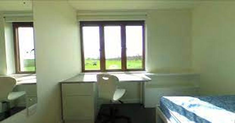 espace bureau d'une chambre étudiante d'un séjour linguistique angleterre ado