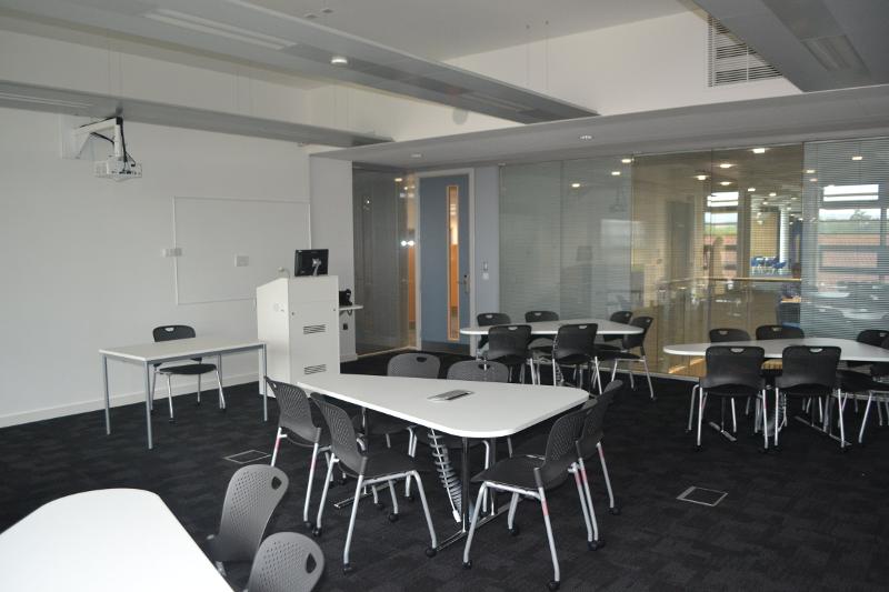 salle de classe avec tables et chaise d'un séjour linguistique angleterre ado