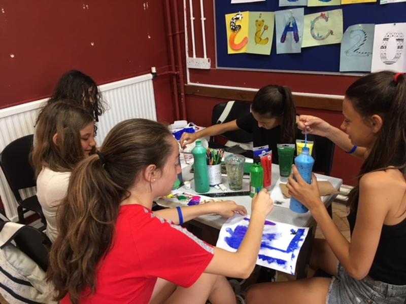 groupe de jeunes qui font de la peinture lors d'un séjour linguistique angleterre ado