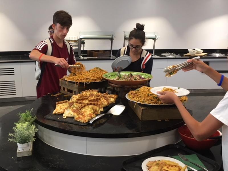Jeunes se servent de nourriture à un self