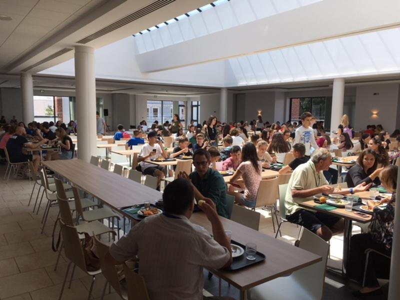 cafétéria de l'école d'un séjour linguistique angleterre ado