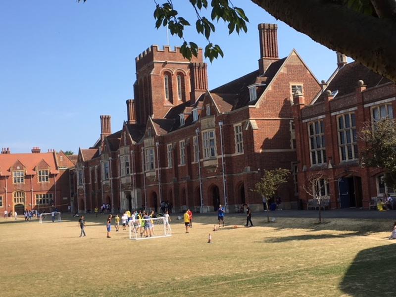 terrain de football extérieur sur le campus d'un séjour linguistique angleterre ado